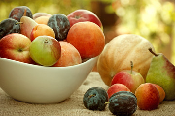 Fruit in a bowl on the table