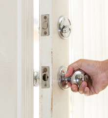 Naklejka premium Man hand open door knob