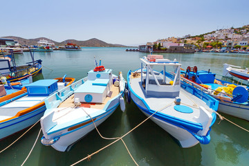 Fototapeta na wymiar Łodzie rybackie na wybrzeżu Krety, Grecja