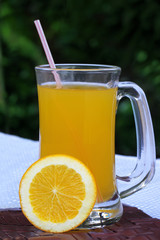 Orange juice with sliced orange