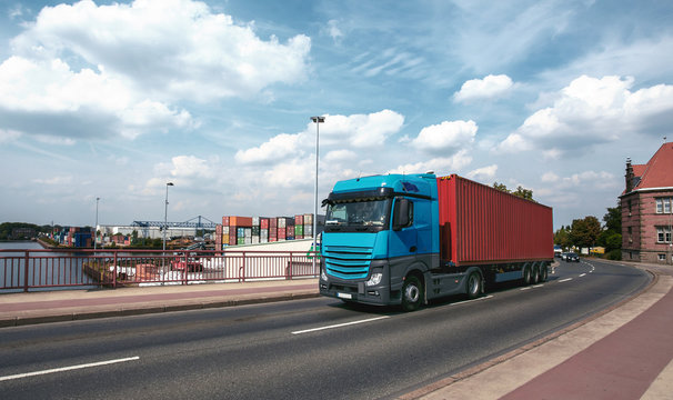 Blauer LKW mit rotem Container