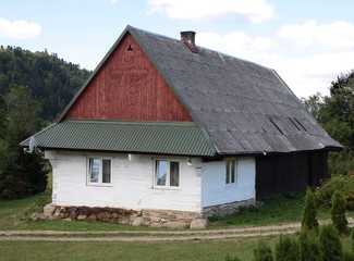 Fototapeta na wymiar old wooden cottage in Krempna village near Jaslo