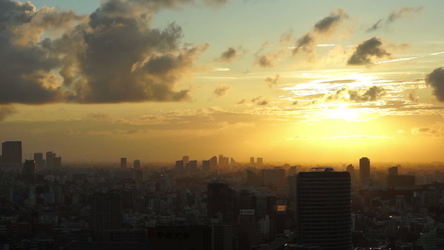 東京都市イメージ（ゆっくり流れる雲と西の空の太陽 新宿方面を望む）