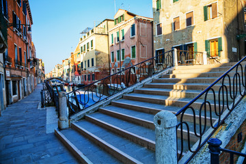 Fototapeta na wymiar Ansicht eines Kanals in Venedig