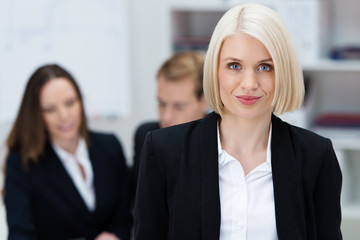 lächelnde geschäftsfrau im büro