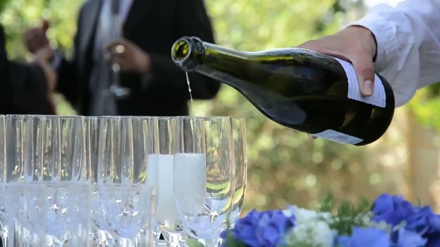 tavolo con bicchieri di spumante