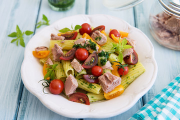 Rigatoni pasta with tuna, mixed tomatoes and pesto