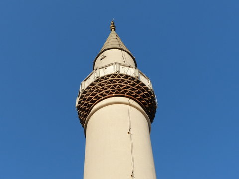 Minarett mit Blitzableiter einer Moschee im Sommer vor blauem Himmel im Sonnenschein im Sommer im Galataviertel im Stadtteil Beyoglu in Istanbul am Bosporus in der T&uuml;rkei