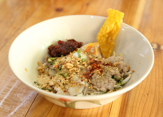 dry noodles with pork