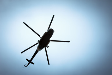 Hélicoptère dans le ciel