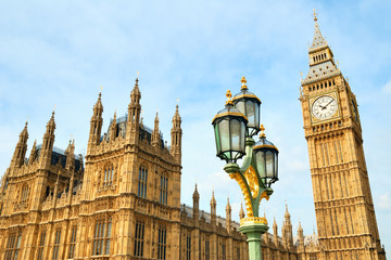 Fototapeta na wymiar Big Ben clocktower and a street lamp view