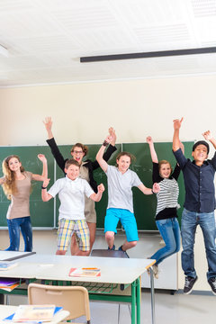 Lehrer motiviert Sch&uuml;ler einer Klasse in der Schule