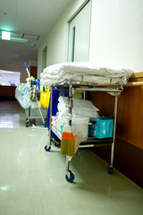 病院の廊下と清掃道具