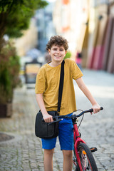 Obraz premium Urban biking - teenage boy and bike in city
