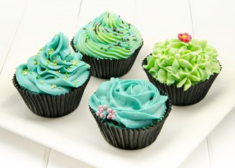 Cupcakes decorados con color verde y azul