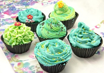 Cupcakes decorados con color verde y azul