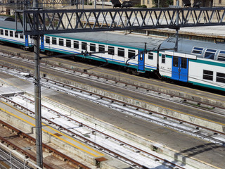 Naklejka premium Ferrovia con treno sul binario