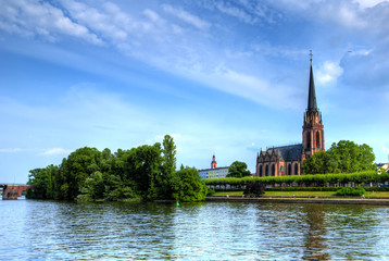 Obraz premium Frankfurt church on the river
