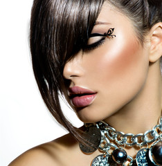 Obraz premium Mody splendoru piękna dziewczyna Z Elegancką fryzurą i Makeup