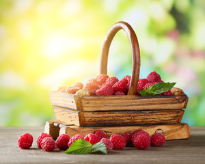 Fototapeta na wymiar Ripe sweet raspberries in basket