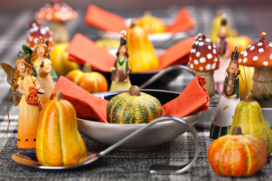 Herbstlich gedeckter Tisch für Thanksgiving
