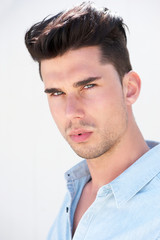 Obraz premium Portret atrakcyjny młody mężczyzna modelka