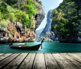Photo sur Plexiglas Photo du jour Long Boat et rochers sur la plage de Railay à Krabi, Thaïlande