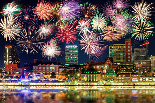 &quot;Feuerwerk über Hamburg&quot; Stockfotos und lizenzfreie Bilder auf Fotolia