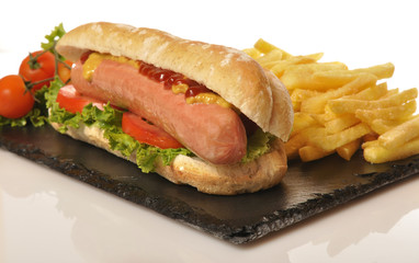 bocadillo de salchicha y patatas