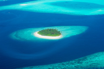 View from the plane on the island located in the Maldives - obrazy, fototapety, plakaty