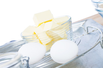 Fototapeta na wymiar butter vor eier auf kühlgitter