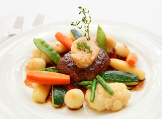 Tenderloin steak with vegetables and bone marrow