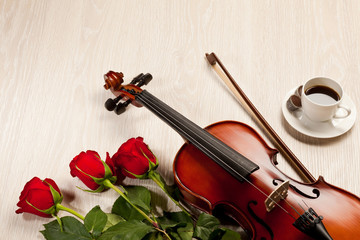 Fototapeta premium Red roses and a violin