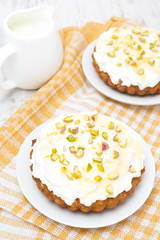 mini carrot cakes with cream of mascarpone and honey, top view