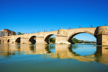 Fototapeta premium Stone Bridge over Ebro in Zaragoza