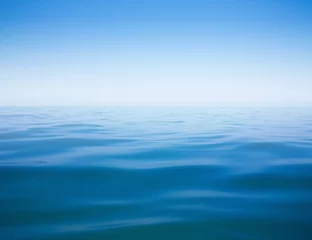 Abwaschbare Fototapete Wasser klarer Himmel und ruhiger Hintergrund der Meer- oder Ozeanwasseroberfläche