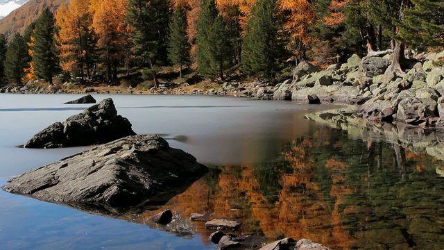 laghetto di montagna in autunno