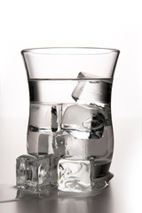 Szklanka z wodą i lodem