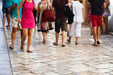 Fototapeta na wymiar Turyści spacer po ośrodku turystycznym w Chorwacji
