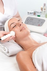 Obraz na płótnie Canvas Skin rejuvenating treatment at beauty parlour
