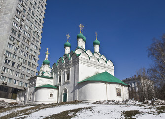 Fototapeta na wymiar Moskwa, stary kościół i nowoczesne budynki