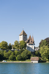 Fototapeta na wymiar Spiez am Thunersee, historisches Schloss Spiez mit Steg