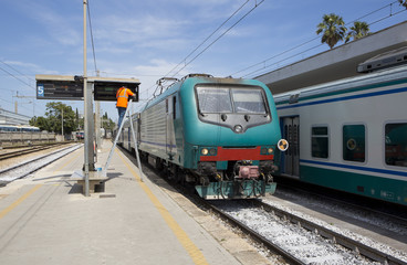 Fototapeta premium Treno in arrivo alla stazione