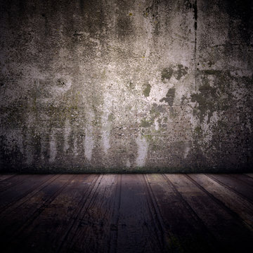 Alte Betonwand mit dunklem Holzfußboden