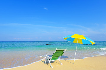 沖縄の美しいビーチとパラソル