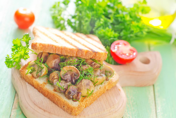 bread with friem mushrooms