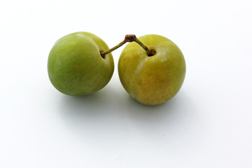 2 reine claude attachées