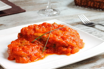 Filetes de atún con salsa de tomate