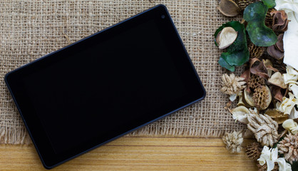 Obraz na płótnie Canvas Tablet computer (tablet pc) and Dry flowers