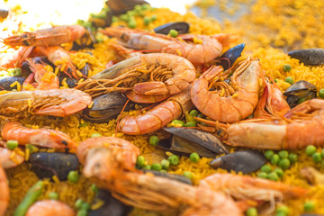 Paella mit Shrimps und Muscheln